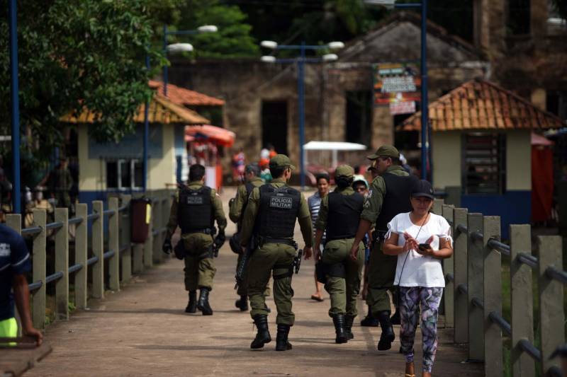 Os rios próximos a Belém são, muitas vezes, porta de entrada para o tráfico de drogas, comercialização de produtos ilegais, entre outros crimes, que influenciam diretamente a violência na Região Metropolitana de Belém (RMB). Para intensificar e otimizar as ações repressivas nas regiões das ilhas pertencentes a capital, a Secretaria de Estado de Segurança Pública e Defesa Social (Segup) realizou a Operação Yara na ilha de Cotijuba, neste sábado, 26.

FOTO: THIAGO GOMES / AG. PARÁ
DATA: 26.05.2018
COTIJUBA - PARÁ <div class='credito_fotos'>Foto: Thiago Gomes /Ag. Pará   |   <a href='/midias/2018/originais/16d7b9d4-c18e-40d8-b09d-e82f5f176020.jpg' download><i class='fa-solid fa-download'></i> Download</a></div>