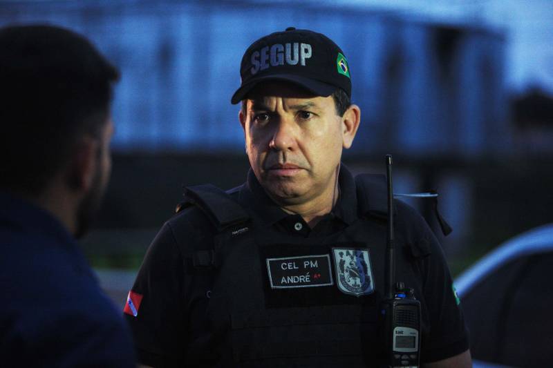 A Secretaria de Estado de Segurança Pública e Defesa Social (Segup) garantiu, em parceria com o Exército Brasileiro, por meio do Comando Militar do Norte, e amparada pelo Decreto número 9.382, de 25 de maio de 2018, o reforço na segurança durante o traslado dos caminhões com combustíveis que saíram do Porto de Miramar para o município de Santa Maria do Pará. Na foto, o secretário-adjunto de Gestão Operacional da Secretaria de Segurança Pública (Segup), André Cunha.
FOTO: THIAGO GOMES / AG. PARÁ
DATA: 29.05.2018
MARITUBA - PARÁ <div class='credito_fotos'>Foto: Thiago Gomes /Ag. Pará | <a href='/midias/2018/originais/16e39f7e-d515-4203-8f01-3574b5511777.jpg' download><i class='fa-solid fa-download'></i> Download</a></div>