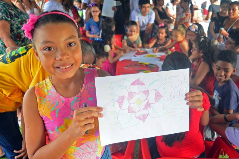 Uma tarde para não sair da memória de centenas de crianças que participaram na tarde desta sexta-feira, 7, do Natal com Segurança (foto) promovido pela Secretaria de Estado de Segurança Pública e Defesa Social (Segup). Com olhos atentos para o céu, meninos e meninas receberam com emoção o delegado de polícia que se tornou Papai Noel por um dia. Ele chegou ao Portal da Amazônia em um helicóptero do Grupamento Aéreo de Segurança Pública (Graesp) causando emoção aos presentes.

FOTO: ELIELSON MODESTO / ASCOM SUSIPE
DATA: 08.12.2018
BELÉM - PARÁ <div class='credito_fotos'>Foto: Elielson Modesto / Ascom Segup   |   <a href='/midias/2018/originais/16ed963b-0566-4183-99fc-a1e840934ddb.jpg' download><i class='fa-solid fa-download'></i> Download</a></div>