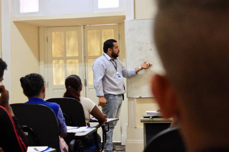 Investir no trabalho e na geração de emprego e renda para egressos do sistema penitenciário é possível, graças à parceria entre a Superintendência do Sistema Penitenciário do Estado (Susipe) e o CredCidadão, programa de financiamento de microcrédito do Governo do Pará voltado para pequenos empreendedores. Na última quarta-feira (21), o programa beneficiou mais 15 egressos, entregando o cheque que simboliza a liberação das cartas de crédito, que totalizam R$ 38.400,00, em solenidade realizada na Escola de Administração Penitenciária (EAP), da Susipe, em Belém.

FOTO: ASCOM SUSIPE
DATA: 22.11.2018
BELÉM-PARÁ <div class='credito_fotos'>Foto: ASCOM SUSIPE   |   <a href='/midias/2018/originais/16ef6c4c-69fe-490a-a0b2-26b650718226.jpg' download><i class='fa-solid fa-download'></i> Download</a></div>