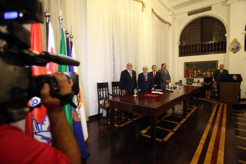 O governador Simão Jatene foi homenageado pela Associação do Corpo Consular no Estado do Pará (ACCP) com a Comenda do Mérito Consular João Clemente Baena Soares. A maior honraria da entidade foi entregue na noite desta quinta-feira (22), no salão nobre do prédio sede da Associação Comercial do Pará (ACP), em Belém.
FOTO: IGOR BRANDÃO / AG. PARÁ
DATA: 22.02.2018
BELÉM - PARÁ <div class='credito_fotos'>Foto: IGOR BRANDÃO / AG. PARÁ | <a href='/midias/2018/originais/16efdb75-0506-4461-9cd7-b671dbd41233.jpg' download><i class='fa-solid fa-download'></i> Download</a></div>