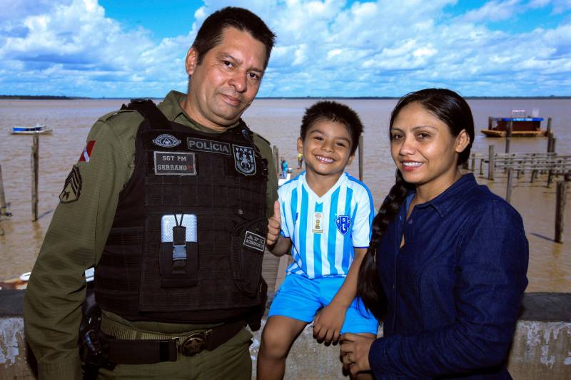 “Devo a vida do meu filho à atuação do Graesp (Grupamento Aéreo de Segurança Pública). Se não fosse pelo empenho deles no resgate, o João (c) não teria resistido”. O depoimento emocionado é do sargento da Polícia Militar do Pará, Marcelo Serrano (e). Em abril do ano passado, o filho dele, João Marcel, então com 3 anos, perfurou o pulmão depois de cair de uma ponte. O acidente foi no município de São Sebastião da Boa Vista, no Marajó. Na ocasião, o Graesp foi acionado e iniciou o resgate da criança em direção a Belém. Em uma corrida contra o tempo, 40 minutos depois o menino começava a ser atendido em um hospital na capital. Se o transporte tivesse sido de barco, como normalmente ocorre na região, levaria oito horas e, pela gravidade da situação, o pequeno Marcel não teria resistido. 

FOTO: MÁCIO FERREIRA / AG. PARÁ
DATA: 15.05.2018
BELÉM - PARÁ <div class='credito_fotos'>Foto: MÁCIO FERREIRA/ AG. PARÁ   |   <a href='/midias/2018/originais/16f16a02-61ca-4df0-ab74-4c7f7942b143.jpg' download><i class='fa-solid fa-download'></i> Download</a></div>