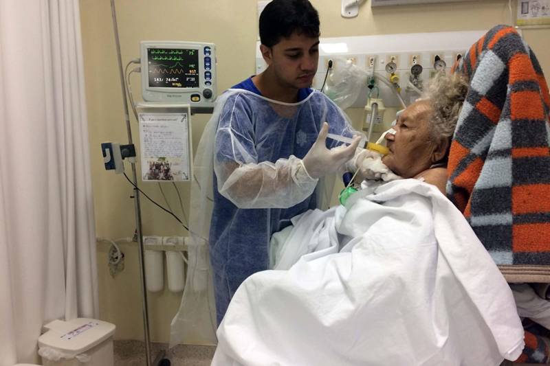 Há mais de 40 dias, a família de Fabrício Torres, 16 anos, se reveza para acompanhar de perto a recuperação dele na Unidade de Terapia Intensiva (UTI) do Hospital Regional do Sudeste do Pará - Dr. Geraldo Veloso (HRSP), em Marabá (PA). A expectativa é que estejam próximos quando o jovem despertar do coma sofrido após um acidente automobilístico. A presença dos familiares à beira do leito é uma estratégia adotada pela Unidade para humanizar ainda mais o atendimento e ampliar a qualidade da assistência à saúde. Além disso, é um dos resultados do projeto "Melhorando a Segurança do Paciente em Larga Escala no Brasil", promovido pelo Ministério da Saúde com o apoio técnico do Institute for Healthcare Improvement. Na foto,  Joana Matos.

FOTO: ASCOM HRSP
DATA: 26.12.2018
MARABÁ- PARÁ <div class='credito_fotos'>Foto: ASCOM HRSP   |   <a href='/midias/2018/originais/16f73cae-0eda-490d-89da-64ae89845794.jpg' download><i class='fa-solid fa-download'></i> Download</a></div>