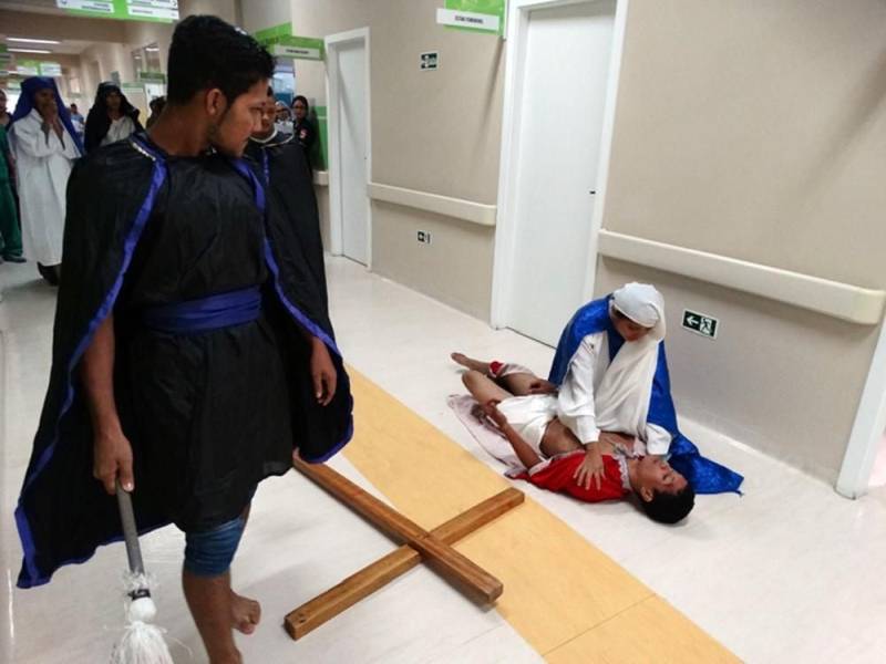 Faz uma semana que a auxiliar Administrativa Anne Pereira, de 31 anos, está internada no Hospital Público Estadual Galileu (HPEG), em Belém (PA), onde se recupera após sofrer um acidente de moto. Ela que teve o pulso esquerdo quebrado durante o acidente e passará por uma cirurgia na próxima segunda-feira (2), ainda sofre com dores, mas encontrou certo alívio durante uma encenação da Paixão de Cristo (foto), realizada na unidade na quarta-feira ( 28). “Vendo as dores pelas quais Jesus Cristo passou, a gente acaba refletindo também sobre a nossa própria dor e que elas são pequenas perto do que ele passou”, disse Anne. “Eu gostei da apresentação também porque vou passar a Páscoa aqui, longe da minha família, então é bom ter esse momento”, ressaltou.
FOTO: ASCOM / HPEG
DATA: 29.03.2018
BELÉM - PARÁ <div class='credito_fotos'>Foto: ASCOM / HPEG | <a href='/midias/2018/originais/16f77082-4661-47a7-b563-9c98f26cd97d.jpg' download><i class='fa-solid fa-download'></i> Download</a></div>