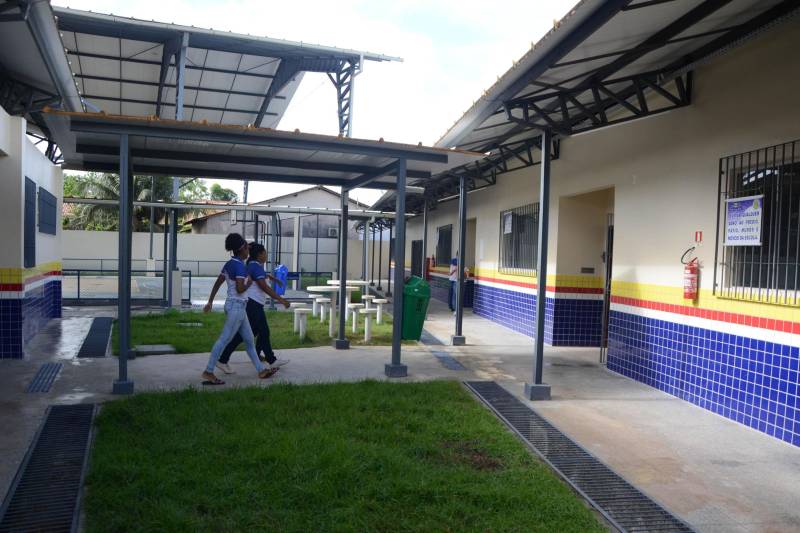  O Governo do Estado, por meio da Secretaria de Estado de Educação (Seduc), inaugurou nesta segunda-feira (17) duas escolas estaduais no interior do Estado, nos municípios de Bragança e Augusto Corrêa. As novas unidades vão atender mais de mil alunos do Ensino Fundamental e do Ensino Médio. O projeto de obra faz parte do Programa de Melhoria da Qualidade e Expansão da Cobertura da Educação Básica do Estado do Pará, preconizado pela Seduc no âmbito do Pacto pela Educação. Localizada em Bragança, a Escola de Ensino Fundamental e Médio Leandro Lobão da Silveira (foto) ganhou seis novas salas de aula, laboratório de informática, laboratório multidisciplinar, sala de leitura; salas do bloco administrativo, sendo: sala da direção, sala da coordenação pedagógica, sala dos professores e secretaria. A escola também possui copa cozinha, depósito para merenda escolar e materiais de limpeza, sala de triagem de alimentos, pátio coberto e área verde para convivência e atividades recreativas. Quadra de esportes coberta, reservatório de água, estacionamento para carros e motos, bicicletário, banheiros e vestiários. Um investimento na obra de R$ 4.196.551,63, tiveram investimentos também em ar condicionado no valor R$ 116.277,75, em computadores R$ 61.200,00 e de R$ 13.096,56 em computadores.

FOTO: FERNANDO NOBRE / ASCOM SEDUC
DATA: 17.12.2018
BRAGANÇA - PARÁ <div class='credito_fotos'>Foto: FERNANDO NOBRE/ASCOM SEDUC   |   <a href='/midias/2018/originais/16f82aba-c663-4c4c-b21d-567c22e6076a.jpg' download><i class='fa-solid fa-download'></i> Download</a></div>