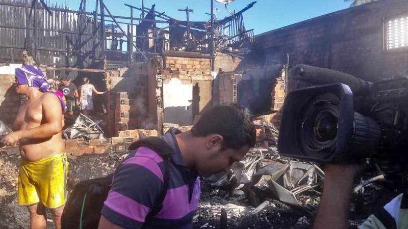 As famílias que perderam suas casas no incêndio (foto) ocorrido na última quinta-feira (31), no bairro do Guamá, serão beneficiadas com o Programa Cheque Moradia, coordenado pela Companhia de Habitação do Pará - Cohab. Segundo a diretora do Programa na Cohab, Ellen Guedes, nos próximos dias o benefício estará sendo entregue pela companhia em parceria com a Prefeitura de Belém, que se comprometeu em viabilizar a mão de obra para reconstrução das casas. O Cheque Moradia vai propiciar a compra do material de construção em estabelecimentos devidamente cadastrados junto à Secretaria de Estado da Fazenda  (Sefa).

FOTO: ASCOM / COHAB
DATA: 04.06.2018
BELÉM - PARÁ <div class='credito_fotos'>Foto: ASCOM COHAB   |   <a href='/midias/2018/originais/16fd611d-c26c-4d0e-bd91-541d28b42a72.jpg' download><i class='fa-solid fa-download'></i> Download</a></div>