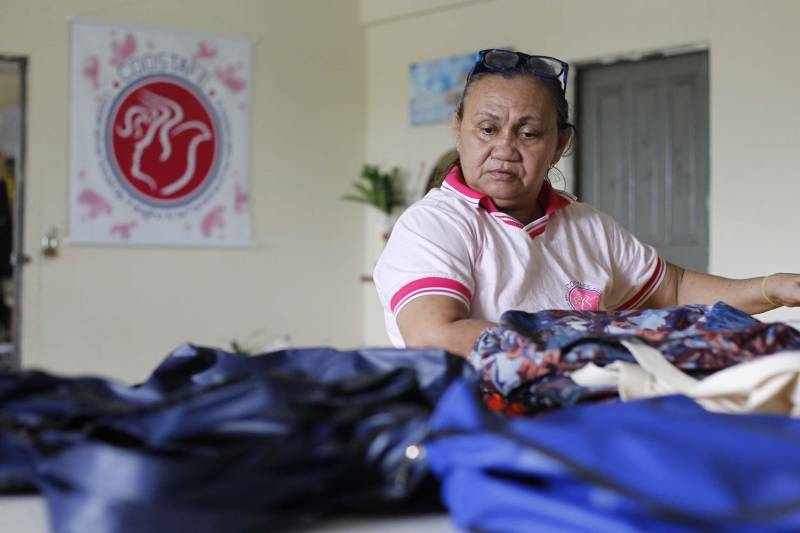 A Cooperativa Social de Trabalho Arte Feminina Empreendedora (Coostafe), formada exclusivamente por internas do Centro de Recuperação Feminino (CRF), em Ananindeua (Região Metropolitana de Belém), fechou parceria para venda de seus produtos com uma empresa de malas e plastificação de bagagens, a Protec Bag, que tem uma loja e um quiosque no Aeroporto Internacional de Belém. A Coostafe é um projeto de economia solidária para detentas, desenvolvido no Pará com apoio da Superintendência do Sistema Penitenciário do Estado (Susipe). Os produtos da Coostafe são comercializados na loja da Protec Bag desde segunda-feira (29). Os clientes da loja e visitantes do aeroporto podem encontrar bolsas, sacolas, encostos de cabeça e mais uma série de produtos feitos pelas detentas do CRF. Os produtos foram colocados à venda a preço de mercado, e parte da renda será revertida para as cooperadas.
FOTO: ASCOM SUSIPE
DATA: 30.10.2018
BELÉM - PARÁ <div class='credito_fotos'>Foto: ASCOM SUSIPE | <a href='/midias/2018/originais/170a94b8-45da-4ac9-a39d-e42ef5a35b87.jpg' download><i class='fa-solid fa-download'></i> Download</a></div>