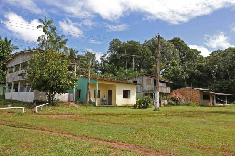 Cento e dezoito famílias da comunidade quilombola do Caeté (foto), no município de Abaetetuba, no nordeste do Estado, foram beneficiadas com um título coletivo de terra. Com o documento, o Governo do Estado, por meio do Instituto de Terras do Pará (Iterpa), reconhece o direito de uma população que há décadas ocupa e trabalha na área. A cerimônia de entrega ocorreu na manhã deste sábado (24), no Centro Comunitário, e contou com a participação do governador Simão Jatene. A área titulada corresponde a cerca de 1.400 hectares. Agora, devidamente respaldadas, as famílias poderão ter acesso a empréstimos, políticas públicas, entre outros benefícios que possibilitam o desenvolvimento da sua produção e a continuidade de suas tradições. “Com o documento de terra a comunidade passa a ter segurança jurídica e acesso a créditos, financiamentos e outros benefícios que antes não lhes era permitido. Além disso, agora eles poderão produzir com mais segurança, mantendo a terra entre as futuras gerações”, afirmou o governador Simão Jatene.
FOTO: CRISTINO MARTINS / AG. PARÁ
DATA: 24.03.2018
ABAETETUBA - PARÁ
<div class='credito_fotos'>Foto: Cristino Martins/Ag. Pará | <a href='/midias/2018/originais/170f7196-9eb1-492e-8fe1-bfdefee3bad0.jpg' download><i class='fa-solid fa-download'></i> Download</a></div>