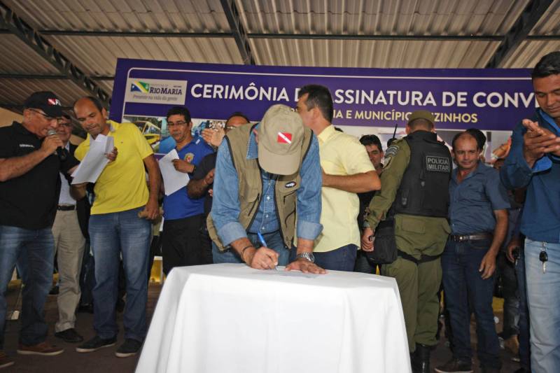 Onze municípios do sul e sudeste paraense recebem recursos do Estado para recuperar ruas e vicinais atingidas pelas enchentes e fortes chuvas que caem na região. Em agenda oficial nesta sexta-feira (6), o governador Simão Jatene assinou, pela manhã, no Parque de Exposições Valeu Boi Leilões, em Rio Maria, os convênios que garantem o repasse de cerca de R$ 4 milhões. As obras de caráter emergencial serão executadas pelas prefeituras em parceria com a Secretaria de Estado de Transportes (Setran). O objetivo é recuperar a trafegabilidade nessas localidades e assegurar o direito de ir e vir da população. Na manhã desta sexta, foram assinados nove convênios (foto), com os municípios de Redenção, Pau D’Arco, São Félix do Xingu, Santa Maria das Barreiras, Tucumã, Água Azul do Norte, Xinguara, Bannach e Rio Maria. Além da Setran, participam da ação o Centro Regional de Governo do Sudeste do Pará e a Defesa Civil. “O valor do investimento em cada município vai depender da necessidade verificada pelas equipes do Estado e das prefeituras. O recurso não será usado para reconstruir vias, mas para restabelecer a trafegabilidade”, disse o secretário de Transportes, Kléber Menezes.
FOTO: ANTÔNIO SILVA / AG. PARÁ
DATA: 06.04.2018
RIO MARIA - PARÁ <div class='credito_fotos'>Foto: Antônio Silva/Ag. Pará | <a href='/midias/2018/originais/170f789b-82ac-4394-b42e-7ecc99f23692.jpg' download><i class='fa-solid fa-download'></i> Download</a></div>