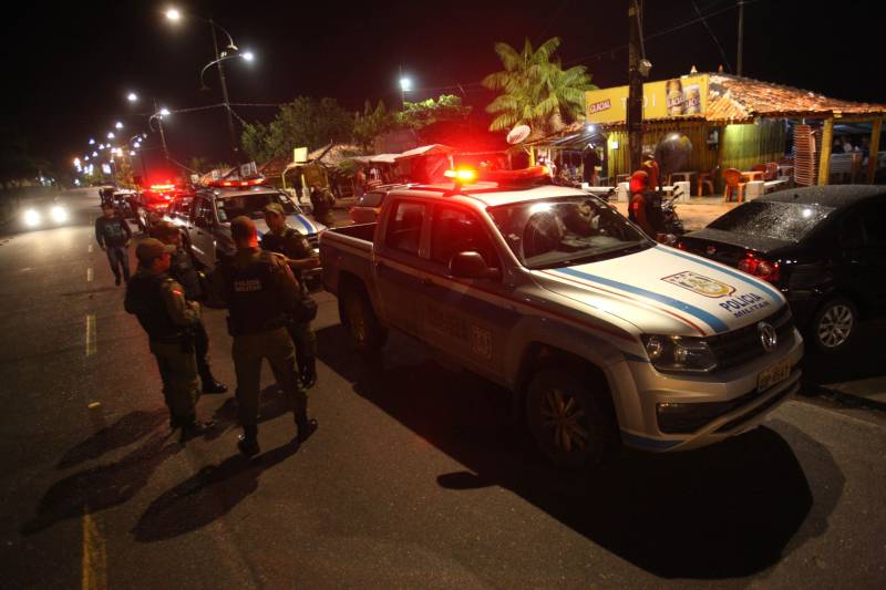 Os órgãos de segurança do Estado realizaram a operação Hypnos, na noite desta sexta-feira (11) na orla e comunidades de Icoaraci. Policiais militares, civis, Guarda Municípal e agentes do Juizado da Infância e da Adolescência fiscalizaram estabelecimentos comerciais e casas noturnas para garantir a paz e a tranquilidade no distrito.
FOTO: MARCELO LELIS / AG. PARÁ
DATA: 11.05.2018
BELÉM - PARÁ
<div class='credito_fotos'>Foto: Marcelo Lelis / Ag. Pará | <a href='/midias/2018/originais/17147f4d-e322-488c-8e6d-ee1ec214e6ed.jpg' download><i class='fa-solid fa-download'></i> Download</a></div>