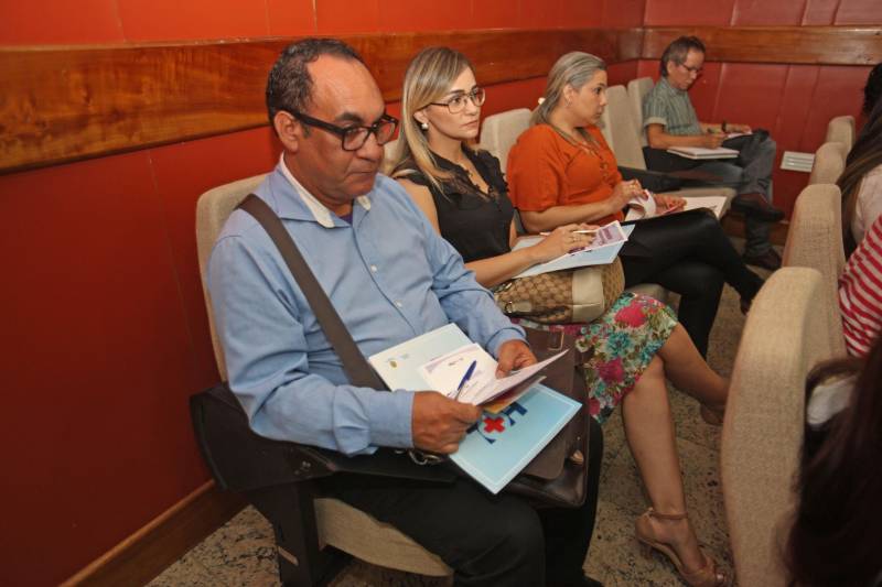 O câncer é um problema de saúde pública mundial, dada a sua magnitude epidemiológica, social e econômica. No norte do Brasil, especificamente no Estado do Pará, o câncer é a segunda causa de morte. A persistência de casos da doença relacionados às condições socioeconômicas menos favoráveis, como o câncer de colo do útero - o tipo mais incidente entre as paraenses, enquanto em outras regiões é o câncer de mama – requer o incentivo a medidas preventivas e ao tratamento, na tentativa de mudar essa realidade. O Simpósio de Oncologia promovido pelo Centro de Alta Complexidade em Oncologia Ophir Loyola, nesta sexta-feira (09), estimulou a consciência crítica de estudantes e profissionais de saúde a respeito desse grave problema de saúde. Dentro da programação “Março Lilás” foram destacadas as múltiplas faces da doença, a fim de mostrar à população feminina a importância da prevenção do câncer de colo uterino, e alertar sobre os sinais e sintomas. A programação é alusiva ao Dia Estadual de Combate ao Câncer - 10 de Março.
FOTO: CARLOS SODRÉ / AG. PARÁ
DATA: 09.03.2018
BELÉM - PARÁ <div class='credito_fotos'>Foto: CARLOS SODRÉ / AG. PARÁ | <a href='/midias/2018/originais/1717a176-745d-47eb-ad9a-05da97ac2f81.jpg' download><i class='fa-solid fa-download'></i> Download</a></div>