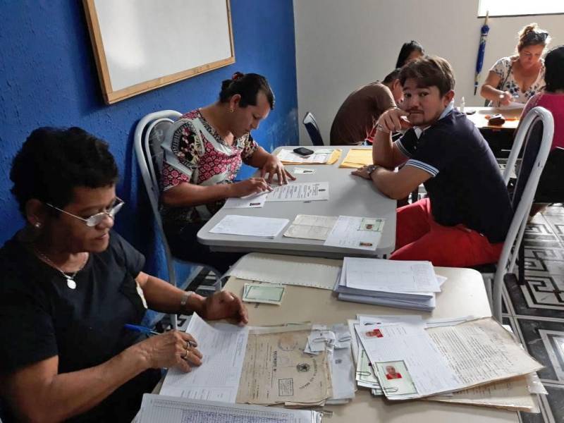 A caravana Pro Paz Cidadania despede-se hoje (09) do município de São João de Pirabas, nordeste paraense. Após dois dias de ação, o coordenador responsável pelas emissões das identidades jovens (Id jovem), destaca um saldo positivo de atendimentos a comunidade "Fizemos no domingo e na segunda ação em Pirabas e podemos contabilizar 1.500 atendimentos. A procura é muito grande principalmente por certidão de nascimento e rg, devido também ao fato de ser uma comunidade que trabalha com a pesca ou roçado, então, os documentos se perdem com mais facilidade. Estamos felizes por conseguir atender a demanda do município", finalizou Arnaldo Ampuero.
FOTO: ASCOM / PRO PAZ
DATA: 09.04.2018
SÃO JOÃO DE PIRABAS - PARÁ <div class='credito_fotos'>Foto: ASCOM PRO PAZ | <a href='/midias/2018/originais/1719e217-a2d1-454d-8dd9-89ccdd4d9493.jpg' download><i class='fa-solid fa-download'></i> Download</a></div>
