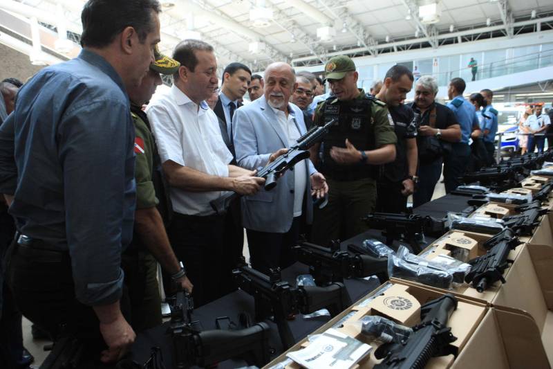 Com a entrega de mais 359 veículos, somente esta semana, o Governo do Pará reforçou a atuação da área de segurança pública em todo o Estado. Todos os veículos auxiliarão no combate a criminalidade e a manutenção da segurança em todo o território paraense. Boa parte desses veículos foi destinada diretamente para as guardas municipais, numa ação integrada com as Prefeituras, por meio da Secretaria de Segurança Pública e Defesa Social (Segup) com articulação da Secretaria de Municípios Sustentáveis, que define em conjunto com os municípios, a agenda de prioridades. A última etapa da entrega ocorreu nesta quinta-feira (5), no Hangar – Centro de Convenções da Amazônia.
FOTO: RODOLFO OLIVEIRA / AG. PARÁ
DATA: 05.07.2018
BELÉM - PARÁ <div class='credito_fotos'>Foto: Rodolfo Oliveira/Ag. Pará | <a href='/midias/2018/originais/171b11e1-2e48-4e3d-9e7e-176ba0c3b63f.jpg' download><i class='fa-solid fa-download'></i> Download</a></div>