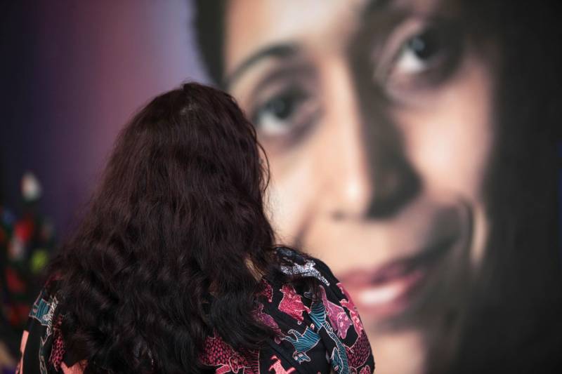 Este é o caso da mineira F.V, 45 anos (foto). Há um ano, ela procurou a Deam/Pro Paz Mulher depois de ser abandonada pelo marido, que a trouxe de Minas Gerais para Belém e a submetia à violência psicológica constante e ainda deixou seus dois filhos sem o pagamento da pensão alimentícia. Sem conhecer ninguém em Belém, ela soube da existência da Deam/Pro Paz Mulher ao assistir um comercial alusivo ao 8 de março e buscou ajuda na delegacia.
FOTO: MÁCIO FERREIRA / AG. PARÁ
DATA: 08.03.2018
BELÉM - PARÁ <div class='credito_fotos'>Foto: MÁCIO FERREIRA/ AG. PARÁ | <a href='/midias/2018/originais/1724aca6-2657-4f8f-8101-1bdfeb6b070c.jpg' download><i class='fa-solid fa-download'></i> Download</a></div>