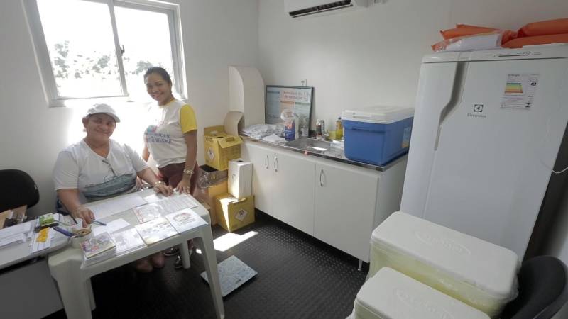 Uma equipe da Secretaria de Estado de Saúde Pública (Sespa) iniciou, nesta sexta-feira (18), a vacinação (foto) na comunidade de Rio Laguna, no município de Melgaço, no arquipelágo do Marajó, onde está sendo realizado o trabalho de prevenção da raiva humana. A força-tarefa do Departamento de Controle de Endemias da Sespa vacinou, até o momento, 700 pessoas e 120 cães e gatos com vacina antirrábica. Também já foram capturados 50 morcegos hematófagos, que foram impregnados com veneno e soltos novamente para que contaminem as colônias. Dois mil mosqueteiros serão distribuídos à população nos próximos dias. A comunidade fica a cerca de 70 quilômetros da sede do município. Lá residem aproximadamente mil pessoas. Segundo o médico Bernardo Cardoso, diretor do Departamento de Controle de Endemias da Sespa, uma equipe com três médicos, quatro enfermeiras, cinco auxiliares de enfermagem em seis rabetas, quatro voadeiras e dois barcos grandes estão na localidade para suprir a necessidade da população.
FOTO: JOSÉ RAIMUNDO / SECOM
DATA: 18.05.2018
MELGAÇO - PARÁ <div class='credito_fotos'>Foto: JOSÉ RAIMUNDO / SECOM | <a href='/midias/2018/originais/1728c700-51b8-4acb-84a1-e672ca6c0d18.jpg' download><i class='fa-solid fa-download'></i> Download</a></div>