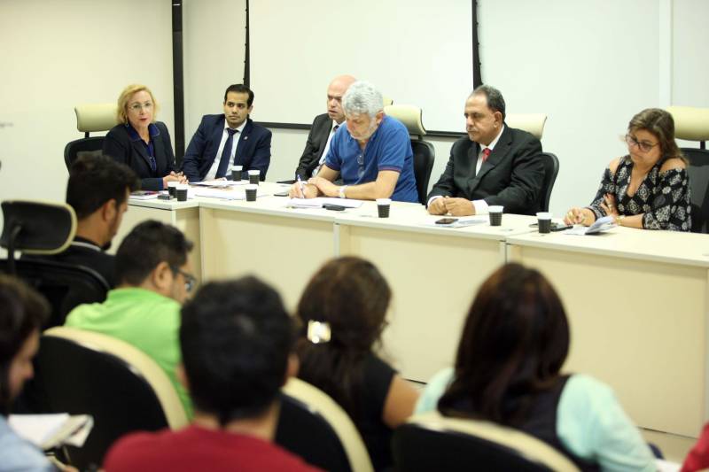 Mesmo diante da crise que ainda afeta o País, o Governo do Estado do Pará anunciou na tarde desta terça-feira, 10, o reajuste de 3% nos salários dos servidores ativos e inativos do Estado. O percentual de reajuste foi definido pela reposição da inflação no período de abril de 2017 a março de 2018, que foi de 2,89. A legislação eleitoral também veda, em ano de eleições como é 2018, reajuste acima do patamar registrado pela inflação. E a legislação vem sendo seguida à risca pelo Governo do Pará. Na reunião estiveram presentes a Secretária de Estado de Administração, Alice Viana; o procurador do Estado, Idemar Perachi; Nilo Noronha, titular da Sefa; e Ana Hage, Secretária de Educação, que ocorreu na sede da Secretaria de Administração.
FOTO: THIAGO GOMES / AG. PARÁ
DATA: 10.04.2018
BELÉM - PARÁ <div class='credito_fotos'>Foto: Thiago Gomes /Ag. Pará | <a href='/midias/2018/originais/1730febe-6134-44dc-801d-a07c0b74730c.jpg' download><i class='fa-solid fa-download'></i> Download</a></div>