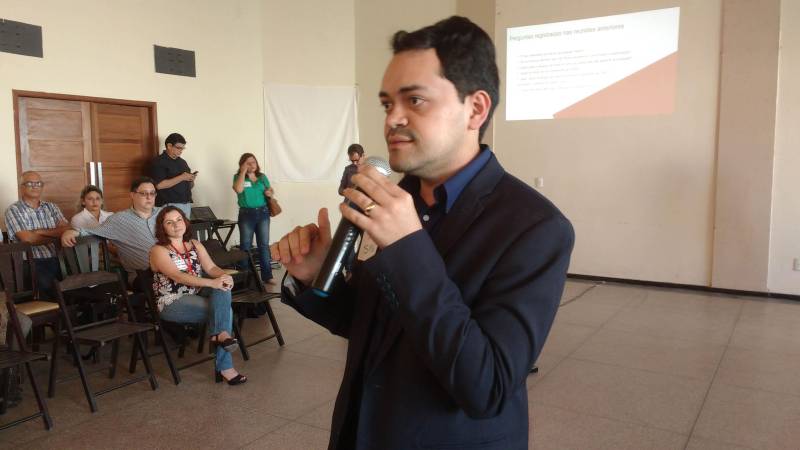 Lideranças comunitárias participaram nesta quinta-feira, 07, na Vila dos Cabanos, em Barcarena, de uma reunião pública com representantes do Governo do Estado. Dois secretários estaduais, de Saúde e de Meio Ambiente e Sustentabilidade, além do vice-presidente da Companhia de Desenvolvimento Econômico (Codec) dialogaram com 125 representantes de comunidades as propostas do governo nas áreas de Saúde, Meio Ambiente e Socioeconomia para questões que envolvem o acidente ambiental da empresa mineradora Hydro, na região. Vitor Mateus e Thales Belo (foto), respectivamente, titulares das pastas de Saúde e Meio Ambiente, e Eduardo Klautau, da Codec, responderam à dúvidas e questionamentos dos moradores de 18 comunidades da região: Ilha do Capim, Vila Beja, Itupanema, Ilha das Onças, São José, Laranjal, Curuperé, Acuí, Conde, Vila Nova, Bom Futuro, Renascer com Cristo, Barcarena Sede, Jardim Paraíso, Jardim São José, Bairro Industrial, Vila dos Cabanos e Aicaraú. Estavam presentes ainda representantes da Secretaria de Assistência Social (Seaster).
FOTO: RODOLFO OLIVEIRA / AG. PARÁ
DATA: 07.06.2018
BARCARENA - PARÁ <div class='credito_fotos'>Foto: Rodolfo Oliveira/Ag. Pará | <a href='/midias/2018/originais/1733296a-1b79-4db7-85e0-953d8a9081f7.jpg' download><i class='fa-solid fa-download'></i> Download</a></div>