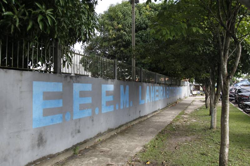 Um total de 27.938 candidatos se inscreveram para participar do concurso promovido pela Superintendência do Sistema Penitenciário do Estado (Susipe). Foram ofertadas 969 vagas e as provas iniciaram neste domingo (11), mas somente 22.875 compareceram. O balanço foi divulgado pela AOCP Concursos Públicos, organizadora do certame. No próximo domingo (18), a expectativa é a de que 11.939 candidatos façam prova para o cargo de agente prisional. A titular da Secretária de Estado de Administração (Sead), Alice Viana fez uma avaliação do concurso no final da tarde deste domingo. “A primeira etapa do concurso da Susipe foi um marco importante do sistema de gestão penitenciária, com a ampliação do efetivo de servidores para nível médio e superior. O concurso transcorreu dentro da normalidade e faz parte das medidas de combate a criminalidade, além de dotar o sistema de segurança das condições necessárias para o desenvolvimento do seu trabalho. Esperamos que no próximo domingo (18) quando será realizado o primeiro grande concurso para seleção de agentes prisionais, tudo ocorra dentro da normalidade também”, pontuou.
FOTO: AKIRA ONUMA / ASCOM SUSIPE
DATA: 11.03.2018
BELÉM - PARÁ <div class='credito_fotos'>Foto: Akira Onuma / Ascom Susipe | <a href='/midias/2018/originais/1734dae2-834a-4d6f-b3fb-04fe6f91c8be.jpg' download><i class='fa-solid fa-download'></i> Download</a></div>