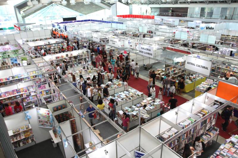 Corredores do Hangar Centro de Convenções durante a XXII Feira Pan-Amazônica do Livro, que começou neste sábado (2), em Belém. Um grande público compareceu ao segundo dia da feira, aproveitando as atrações culturais e as exposições nos estandes de livros na tarde de domingo.
FOTO: CRISTINO MARTINS / AG. PARÁ
DATA: 03.06.2018
BELÉM - PARÁ <div class='credito_fotos'>Foto: Cristino Martins/Ag. Pará | <a href='/midias/2018/originais/17366e88-67c5-4ad0-bb2a-929644ab74f7.jpg' download><i class='fa-solid fa-download'></i> Download</a></div>