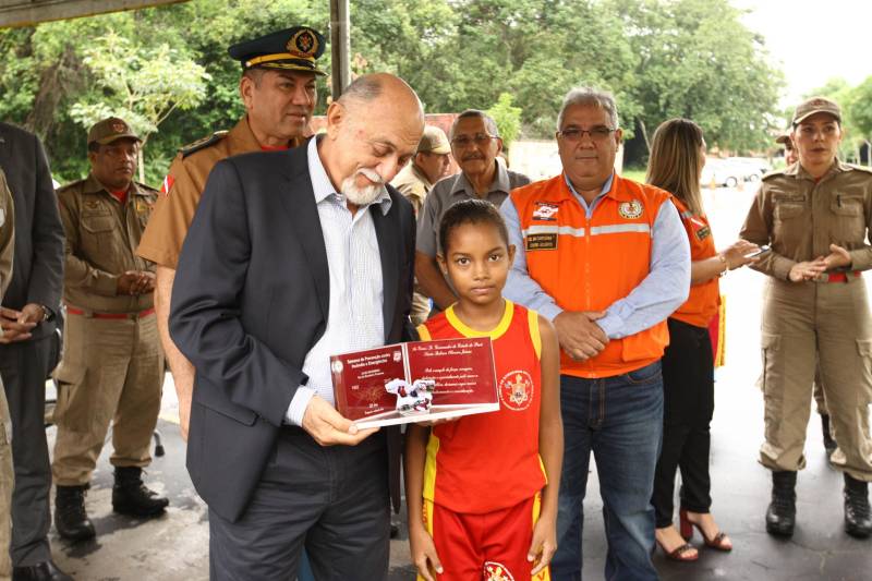 Na mesma cerimônia que entregou as viaturas para serviços de vistoria, o governador Simão Jatene (foto) fez uma visita técnica às instalações da nova Policlínica ao Corpo de Bombeiros Militar do Estado. Um prédio no Quartel do Comando Geral da corporação foi reformado e adaptado para receber a Policlínica, que oferta assistência médico-odontológico, psicológico e de primeiros socorros aos bombeiros militares e seus dependentes.
FOTO: IGOR BRANDÃO / AG. PARÁ
DATA: 15.03.2018
BELÉM - PARÁ <div class='credito_fotos'>Foto: IGOR BRANDÃO / AG. PARÁ | <a href='/midias/2018/originais/173bff95-21fb-4d7e-bf4c-ad83fc873adb.jpg' download><i class='fa-solid fa-download'></i> Download</a></div>