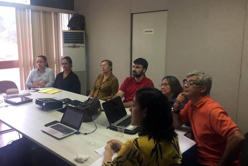 Para dar continuidade ao acompanhamento do workshop Melhoria da Situação Fiscal dos Municípios do Pará, a Secretaria Extraordinária de Municípios Sustentáveis (Semsu) está capacitando servidores públicos para o Escritório de Projetos que dará suporte aos municípios paraenses. A iniciativa faz parte do Programa Municípios Sustentáveis (PMV), na frente de apoio à gestão pública. Dez servidores públicos, das secretarias estaduais de Fazenda (Sefa), de Planejamento (Seplan) e de Administração (Sead), e da Escola de Governança Pública do Estado do Pará (EGPA), estão passando por uma capacitação realizada pela Organização Social Comunitas, em parceria com a Mais Partners. “A capacitação é voltada para o método de gestão PCA, utilizado para diagnosticar problemas e ajudar a definir soluções”, explicou Júlio Pereira Marques, consultor pleno da Mais Partners.
FOTO: SECOM
DATA: 23.02.2018
BELÉM - PARÁ <div class='credito_fotos'>Foto: Secom | <a href='/midias/2018/originais/173ed3df-658f-41ee-b4b4-0ce6328abccf.jpg' download><i class='fa-solid fa-download'></i> Download</a></div>