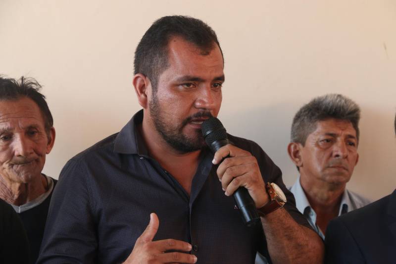 A população do município de Gurupá recebeu, na manhã desta segunda (22), a Unidade Integrada de Policiamento Pro Paz (UIPP) do município. Um investimento de mais um milhão de reais que irá substituir a unidade de polícia que funcionava no mesmo prédio desde a década de 70. O secretário de Estado de Segurança Pública, Luiz Fernandes representou o Governador do Estado na inauguração. O evento contou também com a presença do Comandante Geral da Polícia Militar Hilton Benigno e o delegado Sílvio Maués representando o Delegado Geral de Polícia Civil. A nova UIPP dispõe de salas para direção, investigadores, registro de ocorrências, espera, cartório, sala de reconhecimento de suspeitos, comando da Polícia Militar e corporação, além de espaços para mediação de conflitos. Luiz Fernades explicou que já forma construídas mais de 70 UIPPs em todo o Estado e que atendem a população não apenas no que diz respeito ao atendimento policial como também o social. “É este o referencial dos conceito das Unidades Integradas de Policiamento”, comentou o secretário que também anunciou a entrega de uma lancha nova para o policiamento fluvial nesta região. Na foto, o vice-prefeito, Joãozinho Batista.
FOTO: SIDNEY OLIVEIRA / AG. PARÁ
DATA: 21.10.2018
GURUPÁ - PARÁ <div class='credito_fotos'>Foto: Sidney Oliveira/Ag. Pará | <a href='/midias/2018/originais/173fc0aa-cbff-4cd7-a58b-f328cbf92e83.jpg' download><i class='fa-solid fa-download'></i> Download</a></div>