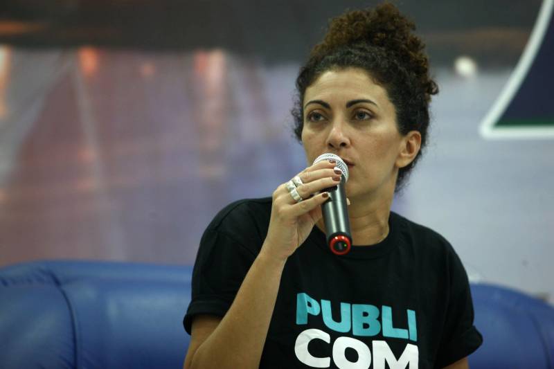 Um avião que teria explodido no ar sem deixar nenhum vestígio, um atleta difamado como criminoso e a foto de uma pessoa pública divulgada nas redes sociais, como portadora de doença. Estes foram apenas alguns dos casos listados no segundo dia do Encontro de Comunicação do Pará (Publicom), no município de Altamira, nesta sexta-feira, 13, no auditório da Associação Comercial Industrial e Agropastoril (Aciapa). Para movimentar a discussão, além do Toninho foram convidadas a repórter Cristiane Prado, da TV Liberal, e a jornalista e presidente da Fundação Paraense de Radiodifusão (Funtelpa), Adelaide Oliveira (foto), como mediadora. A participação do público também foi marcante e fundamental durante a programação.
FOTO: MARCELO LÉLIS / AG. PARÁ
DATA: 13.04.2018
ALTAMIRA - PARÁ <div class='credito_fotos'>Foto: Marcelo Lelis / Ag. Pará | <a href='/midias/2018/originais/17453f28-3df8-4cfd-8083-6e5b9cf526aa.jpg' download><i class='fa-solid fa-download'></i> Download</a></div>