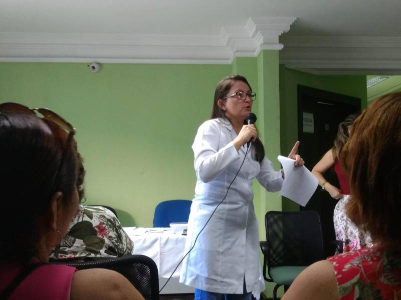 Esclarecer dúvidas e orientar sobre como prevenir a hipertensão foram os principais objetivos da palestra sobre nutrição, que encerrou as atividades de combate à conhecida "pressão alta" nesta quinta-feira (26), no Instituto de Assistência dos Servidores do Estado do Pará (Iasep). A iniciativa marca o Dia Nacional de Prevenção e Combate à Hipertensão Arterial. A programação foi realizada pela Gerência de Assistência Preventiva do Iasep, e contou com serviços como aferição da pressão arterial e medição de glicose. Após as medições, segurados e servidores do Instituto participavam da palestra, recebendo orientação sobre a importância da prática de atividades físicas na redução da pressão arterial, tanto em indivíduos que já têm a pressão alta quanto naqueles que ainda não têm a doença.
FOTO: ASCOM / IASEP
DATA: 26.04.2018
BELÉM - PARÁ <div class='credito_fotos'>Foto: ASCOM IASEP | <a href='/midias/2018/originais/1749dfae-172f-4386-8c89-7e75fdf80a39.jpg' download><i class='fa-solid fa-download'></i> Download</a></div>