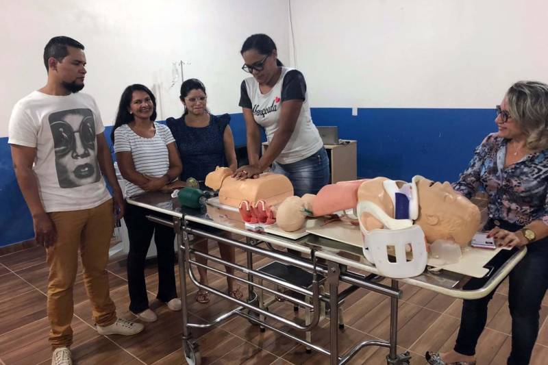 Com assistência de baixa e média complexidade, a equipe multiprofissional do Hospital Geral de Tailândia (HGT), referência para atendimento de urgência e emergência para uma população estimada em mais de 200 mil habitantes da mesorregião do nordeste paraense, a gestão investe constantemente em capacitação em “Suporte básico e avançado de vida e atendimento a paciente politraumatizado”.

FOTO: ASCOM HGT
DATA: 18.12.2018
TAILÂNDIA - PARÁ <div class='credito_fotos'>Foto: ASCOM / HGT   |   <a href='/midias/2018/originais/17575921-a80f-41ba-9726-8f183ef673ee.jpg' download><i class='fa-solid fa-download'></i> Download</a></div>