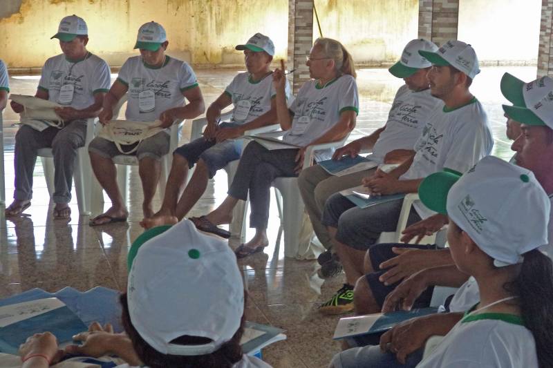 O Curso de Gestão e Empreendedorismo realizado com os produtores do Projeto Comunitário de Produção de Hortaliças e Criação de Aves, e sistemas agroflorestais (SAF's) da Agência Flora e Mar da Amazônia – Aflomazom, localizado no município de Magalhães Barata, no nordeste paraense, encerrou na quarta-feira (16). O curso (foto) teve duração de 24 horas, divididas em três dias, ministrado pela instrutora do Serviço Nacional de Aprendizagem Rural (Senar), Elisa Félix. Na ocasião, cerca de 20 agricultores tiveram a oportunidade de ampliar seus conhecimentos sobre como melhorar a gestão das suas propriedades rurais. Pará Rural ofertou o Curso de Gestão e Empreendedorismo ao Projeto Aflomazom atendendo às solicitações dos associados, que têm interesse em ampliar a produção e começar a fornecer para merenda escolar da região.
FOTO: ASCOM / PARÁ RURAL
DATA: 17.05.2018
MAGALHÃES BARATA - PARÁ <div class='credito_fotos'>Foto: ASCOM PARÁ RURAL | <a href='/midias/2018/originais/1757a5db-334a-407c-a709-ff356ef9af2c.jpg' download><i class='fa-solid fa-download'></i> Download</a></div>