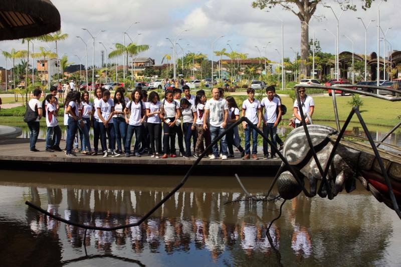 Olha, mãe, o mosquito que dá doença. Água parada dá dengue, né?”. Foram essas as palavras da pequena Valentina Marie, de apenas 2 anos e oito meses, ao avistar a escultura em forma de um mosquito, instalada no lago do Parque Estadual do Utinga (Peut). Com a simplicidade genuína das crianças, ela traduziu a proposta de arte educativa da peça que vem virando atração no novo ponto turístico do Estado. Na manhã da última quinta-feira (22), a escultura em fibra de vidro mais uma vez chamou atenção, dessa vez de estudantes das redes municipal e estadual, que participaram da primeira visita técnica ao parque. A visita ao Parque do Utinga fez parte das atividades da V Conferência Nacional Infantojuvenil pelo Meio Ambiente, que este ano trabalha o tema “Vamos cuidar do Brasil cuidando das águas” e vem mobilizando educadores em projetos de educação ambiental. Durante a excursão, os estudantes ouviram sobre a importância do espaço como uma unidade de conservação estadual, criada para preservar ecossistemas e mananciais, como os lagos Bolonha e Água Preta, que abastecem cerca de 70% da população de Belém. Na foto, alunos da Escola Estadual José Bonifácio, no bairro do Guamá.
FOTO: SIDNEY OLIVEIRA / AG. PARÁ
DATA: 23.03.2018
BELÉM - PARÁ <div class='credito_fotos'>Foto: Sidney Oliveira/Ag. Pará | <a href='/midias/2018/originais/175d19f5-95dd-4309-9079-b82316208627.jpg' download><i class='fa-solid fa-download'></i> Download</a></div>