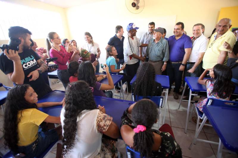 Também foram entregues nesta segunda (25) obras no distrito de Serra Pelada, em Curionópolis, sudeste do Estado. Uma das inaugurações foi a da Escola Estadual de Ensino Médio Joaquina Diamantina. A unidade de ensino teve investimento de R$ 220 mil em serviços nas redes elétrica e hidráulica, além de pintura, melhoria do forro e cobertura, assim como parte do piso, muro e calçada. Fundada em 1989, a escola foi praticamente reconstruída para atender com qualidade os 232 estudantes, nos turnos da tarde e à noite. São três salas de aula; bloco administrativo (sala da direção, sala dos professores e secretaria); uma copa cozinha, uma dispensa para armazenamento de alimentos da merenda escolar e banheiros masculino, feminino e de pessoa com deficiência (PCD). Em Curionópolis, o governador também entregou a pavimentação asfáltica de quatro quilômetros de vias urbanas, uma parceria com a Prefeitura de Curionópolis, dentro do Programa Asfalto na Cidade. Para esta obra, foram destinados R$ 1,7 milhão, que incluem serviços em terra, sub-base e base, pavimentação em CBUQ (Concreto Betuminoso Usinado a Quente) de três centímetros de espessura, meio-fio de concreto com lâmina d’água e sinalização horizontal. Curionópolis é um dos 99 municípios paraenses que assinaram com o governo o Termo de Asfalto, sendo que 33 já iniciaram as obras. Somados, os termos garantirão 529,6 km de pavimentação de vias urbanas – um investimento total de quase R$ 255 milhões do Tesouro Estadual.
FOTO: THIAGO GOMES / AG. PARÁ
DATA: 25.06.2018
CURIONÓPOLIS - PARÁ <div class='credito_fotos'>Foto: Thiago Gomes /Ag. Pará | <a href='/midias/2018/originais/175efc99-1859-4582-9962-d1d14817130b.jpg' download><i class='fa-solid fa-download'></i> Download</a></div>