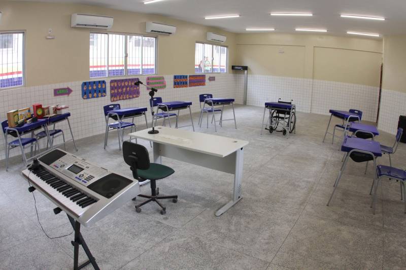 Um painel, no pátio da Escola Estadual de Ensino Médio Ruth Guimarães Ferreira, no distrito de Murinim, em Benevides, mostra 16 alunos da unidade aprovados nos últimos vestibulares. Desses, 12 irão estudar na Universidade Federal do Pará (UFPA). São os primeiros resultados de um processo que começou há nove meses, quando a escola entrou em reforma e ampliação. A nova “Ruth Guimarães Ferreira” foi entregue oficialmente nesta segunda-feira, 26, pelo governador Simão Jatene. Reformada e ampliada, a escola tem agora seis salas de aula; quatro laboratórios (multiuso, multidisciplinar, informática e de leitura); cozinha; refeitório e dispensa; quadra poliesportiva, vestiários feminino e masculino; área de convivência; sala para Atendimento Educacional Especializado (AEE) e acessos para pessoas com deficiência. Espaços de sobra para seus 892 alunos, distribuídos em três turnos do Ensino Médio. A obra custou R$ 2,446 milhões.
FOTO: CRISTINO MARTINS / AG. PARÁ
DATA: 26.03.2018
BENEVIDES - PARÁ <div class='credito_fotos'>Foto: Cristino Martins/Ag. Pará | <a href='/midias/2018/originais/1763dde2-de40-48d3-ac80-8577e70e53de.jpg' download><i class='fa-solid fa-download'></i> Download</a></div>