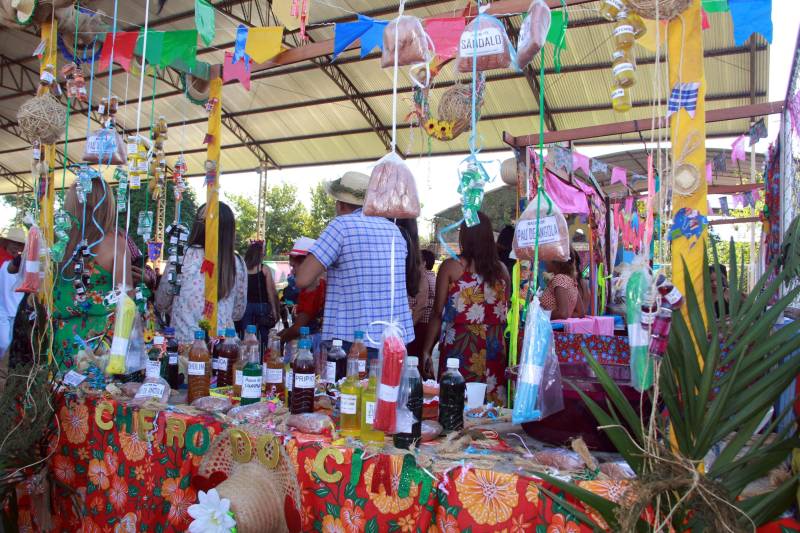 A Fundação de Atendimento Socioeducativo do Pará (Fasepa) realizou na sexta-feira (29), o IV Arraial da Socioeducação (foto), que marcou o encerramento das atividades do primeiro semestre do ano, com uma mostra das iniciativas realizadas na área da cultura, esporte e lazer, nas unidades da Região Metropolitana de Belém. A programação, realizada no espaço Apoena, em Ananindeua, contou com a participação de 70 socioeducandos de 11 unidades da Fundação, envolvendo adolescentes em cumprimento de medida de internação provisória, internação e semiliberdade, além de contar com a presença de servidores e familiares dos internos, na ação que integra o projeto Ressignificando Caminhos na Socioeducação, totalizando cerca de 400 participantes.
FOTO: ALBERTO PASSOS / ASCOM FASEPA
DATA: 29.06.2018
BELÉM - PARÁ <div class='credito_fotos'>Foto: ALBERTO PASSOS/ ASCOM FASEPA | <a href='/midias/2018/originais/176461c3-1616-4714-a9a3-c9d7e1fd44f7.jpg' download><i class='fa-solid fa-download'></i> Download</a></div>