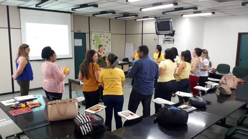 A Gerência de Captação de Doadores (Gecad) da Fundação Centro de Hemoterapia e Hematologia do Pará (Hemopa) realizou capacitação para Formação de Agentes Multiplicadores em parceria com o Hospital Jean Bitar (HJB) que possui Agência Transfusional (AT), abastecida pelo hemocentro. A ação teve o objetivo de elevar o número de coletas de sangue, tendo em vista que Hemopa vem enfrentando uma significativa baixa de mais de 40% no estoque de sangue, provocada, entre outros motivos, pelas intensas chuvas que dificultam o acesso de voluntários da doação de sangue. A ação foi coordenada pela titular da Gecad, a assistente social Juciara Farias, que ministrou a capacitação, dia 18, para cerca de 20 integrantes do Grupo de Trabalho de Humanização (GTH) do HJB que vai reforçar um trabalho de sensibilização que já vem sendo desenvolvido junto aos colaboradores, familiares e amigos de usuários internados na unidade hospitalar. Na foto, ação foi coordenada pela titular da Gecad, a assistente social Juciara Farias (blusa verde).

FOTO: ASCOM / HEMOPA
DATA: 19.05.2018
BELÉM - PARÁ <div class='credito_fotos'>Foto: Ascom Hemopa   |   <a href='/midias/2018/originais/177096bb-eafd-41cf-bc24-d1a033b30e09.jpg' download><i class='fa-solid fa-download'></i> Download</a></div>
