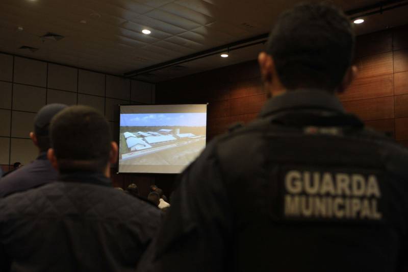 Com a entrega de mais 359 veículos, somente esta semana, o Governo do Pará reforçou a atuação da área de segurança pública em todo o Estado. Todos os veículos auxiliarão no combate a criminalidade e a manutenção da segurança em todo o território paraense. Boa parte desses veículos foi destinada diretamente para as guardas municipais, numa ação integrada com as Prefeituras, por meio da Secretaria de Segurança Pública e Defesa Social (Segup) com articulação da Secretaria de Municípios Sustentáveis, que define em conjunto com os municípios, a agenda de prioridades. A última etapa da entrega ocorreu nesta quinta-feira (5), no Hangar – Centro de Convenções da Amazônia.
FOTO: RODOLFO OLIVEIRA / AG. PARÁ
DATA: 05.07.2018
BELÉM - PARÁ <div class='credito_fotos'>Foto: Rodolfo Oliveira/Ag. Pará | <a href='/midias/2018/originais/1771b85f-87f6-4bc5-80ed-a249c9f1c57f.jpg' download><i class='fa-solid fa-download'></i> Download</a></div>