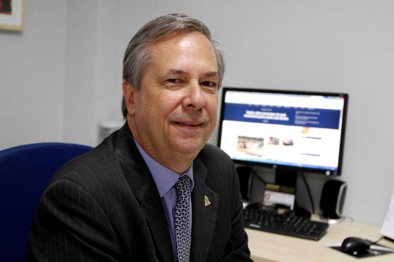 O governo do Estado, por meio do Núcleo de Gerenciamento de Transporte Metropolitano (NGTM) realizou, na manhã desta segunda-feira (6), a abertura das propostas das empresas interessadas em participar da licitação internacional para o projeto da nova Rodovia BR-316 e infraestrutura do BRT (Bus Rapid Transit) Metropolitano. Esta é mais uma etapa da Licitação Pública Internacional nº 1/ 2017 – NGTM, cujas obras fazem parte do “Ação Metrópole”, projeto de mobilidade urbana do governo do Estado. A abertura das propostas foi realizada na sede no NGTM. Na ocasião, estiveram presentes e se habilitaram a participar do processo sete licitantes, sendo quatro consórcios. O diretor geral do NGTM, Cesar Meira (foto) avaliou como muito positiva a participação das empresas nessa etapa do processo.
FOTO: CRISTINO MARTINS / AG. PARÁ
DATA: 06.11.2017
BELÉM - PARÁ <div class='credito_fotos'>Foto: Cristino Martins/Ag. Pará | <a href='/midias/2018/originais/177a23fe-0b37-4970-bcf8-30ca83dd2edd.jpg' download><i class='fa-solid fa-download'></i> Download</a></div>