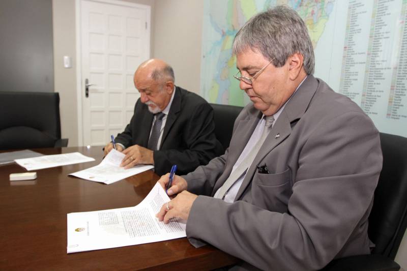 Mais de cem policiais militares devem reforçar a segurança nos fóruns do interior do estado a partir do ano que vem. Os policiais vão substituir o atual efetivo de segurança armada, hoje composto por funcionários terceirizados ligados a empresas particulares. Um termo de cooperação foi assinado entre o governo estadual e o Tribunal de Justiça do Estado na manhã desta terça-feira, 17, no Palácio do Governo. Na foto, o presidente do TJE, desembargador Ricardo Ferreira Nunes e o governador Simão Jatene. 

FOTO: CRISTINO MARTINS / AG. PARÁ
DATA: 17.12.2018
BELÉM - PARÁ <div class='credito_fotos'>Foto: Cristino Martins/Ag. Pará   |   <a href='/midias/2018/originais/177d7520-79f2-4aea-80dc-4f9bf1835dad.jpg' download><i class='fa-solid fa-download'></i> Download</a></div>