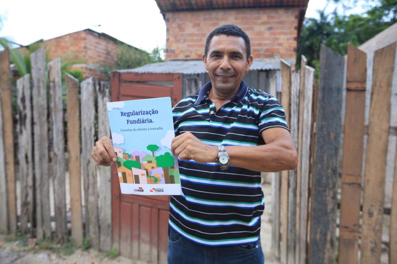 A Companhia de Habitação do Pará (Cohab) divulgou a listagem das famílias da Comunidade Fé em Deus (foto), que serão beneficiadas com título de Regularização Fundiária de Interesse Social. Esta é a segunda etapa do processo de regularização fundiária da comunidade. No ano passado, a Cohab entregou o documento para mais de 600 famílias. A comunidade fica no quilômetro 10 da rodovia Augusto Montenegro, entre os bairros do Tenoné e de Águas Negras. Os moradores da área também já foram beneficiados com obras e serviços do Programa de Aceleração do Crescimento (PAC), que incluem ações de infraestrutura, urbanização e habitação, coordenadas pela Cohab.

FOTO: CARLOS SODRÉ / AG. PARÁ
DATA: 18.05.2018
BELÉM - PARÁ <div class='credito_fotos'>Foto: Carlos Sodré/Agência Pará   |   <a href='/midias/2018/originais/178008c3-32d8-4ff4-a960-79da3cae2d28.jpg' download><i class='fa-solid fa-download'></i> Download</a></div>