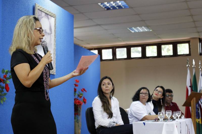 O projeto "Leitura que Liberta", que trabalha a remição de pena pela leitura nas unidades prisionais da Região Metropolitana de Belém completou três anos de execução. Na manhã desta sexta-feira (30), a Universidade Estadual do Pará (Uepa) realizou uma mesa redonda sobre políticas educacionais para privados de liberdade, como parte da "IV semana de História da Uepa". O projeto educacional com detentos foi o centro das discussões. Na foto, Ana Izabel Santos, idealizadora do projeto.

FOTO: AKIRA ONUMA / ASCOM SUSIPE
DATA: 30.11.2018
BELÉM - PARÁ
 <div class='credito_fotos'>Foto: Akira Onuma / Ascom Susipe   |   <a href='/midias/2018/originais/17801e41-0bef-4101-bd80-dff9d08acab3.jpg' download><i class='fa-solid fa-download'></i> Download</a></div>