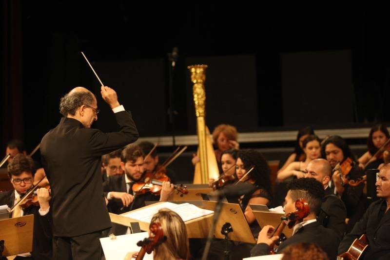 O primeiro dia de apresentações para o público do XXXI Festival Internacional de Música do Pará (Fimupa) encerrou de forma triunfal e da maneira que melhor traduz o festival: com a apresentação da Orquestra Acadêmica desta edição, formada por musicistas paraenses, instrumentistas de diversos países, acadêmicos do curso de graduação em música da Universidade Estadual do Pará e crianças, que iniciaram há pouco tempo os estudos de música no Instituto Estadual Carlos Gomes. Com a mistura do popular com o erudito, o compositor e maestro carioca Tim Rescala (foto) levou ao palco a suíte orquestral “Velho Chico”, trilha sonora da novela da Rede Globo, de sua autoria.
FOTO: MARCELO LELIS / AG. PARÁ
DATA: 03.05.2018
BELÉM - PARÁ <div class='credito_fotos'>Foto: Marcelo Lelis / Ag. Pará | <a href='/midias/2018/originais/1781139c-27be-44df-88ae-7d876c552283.jpg' download><i class='fa-solid fa-download'></i> Download</a></div>