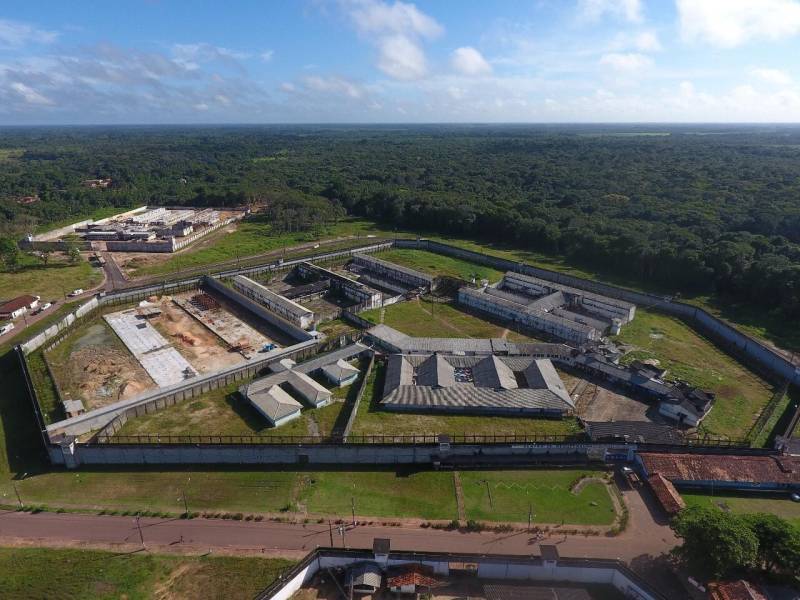 Os Complexos Penitenciários de Marituba e Santa Izabel foram ocupados, desde a segunda-feira (5), por tropas do Comando de Missões Especiais (CME) da PM. Cerca de 200 homens participam da ação que tem caráter preventivo e busca evitar novas ocorrências envolvendo resgate de presos por criminosos armados, nos dois maiores complexos prisionais do Estado, que juntos reúnem 12 unidades prisionais e custodiam mais de 7,2 mil presos.  Durante toda a manhã desta terça-feira (6) ocorrem revistas simultâneas em centros de detenção de todo o Estado. O objetivo é frustrar possíveis plano de fuga e apreender todo tipo de material proibido nas unidades prisionais como celulares, drogas e armas de fogo que estejam com os detentos. Na foto, Centro de Recuperação Penitenciário Pará I.

FOTO: ASCOM / SUSIPE
DATA: 06.11.2018
SANTA IZABEL - PARÁ <div class='credito_fotos'>Foto: ASCOM SUSIPE   |   <a href='/midias/2018/originais/1787893f-593a-4896-a704-dcfcf869b668.jpg' download><i class='fa-solid fa-download'></i> Download</a></div>