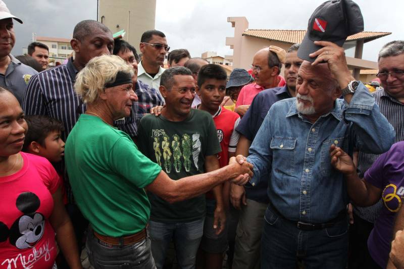 Deve ocorrer a partir da próxima segunda-feira (19) a entrega das chaves aos futuros moradores do Residencial Viver Melhor Marituba, localizado no quilômetro 15 da Rodovia BR-316, em Marituba, região metropolitana de Belém. A cerimônia de inauguração do conjunto, marcada para este sábado (17), foi adiada pela terceira vez pelo Ministério das Cidades, causando transtorno a centenas de pessoas que foram ao local com a promessa de receber o apartamento e começar uma vida nova. O governador Simão Jatene foi ao local esclarecer aos proprietários - muitos vindos de bairros distantes de Belém e Ananindeua - o motivo de mais um adiamento.
FOTO: CRISTINO MARTINS / AG. PARÁ
DATA: 17.02.2017
MARITUBA - PARÁ <div class='credito_fotos'>Foto: Cristino Martins/Ag. Pará | <a href='/midias/2018/originais/178ca8aa-37f2-450b-a415-1e320d4eb056.jpg' download><i class='fa-solid fa-download'></i> Download</a></div>