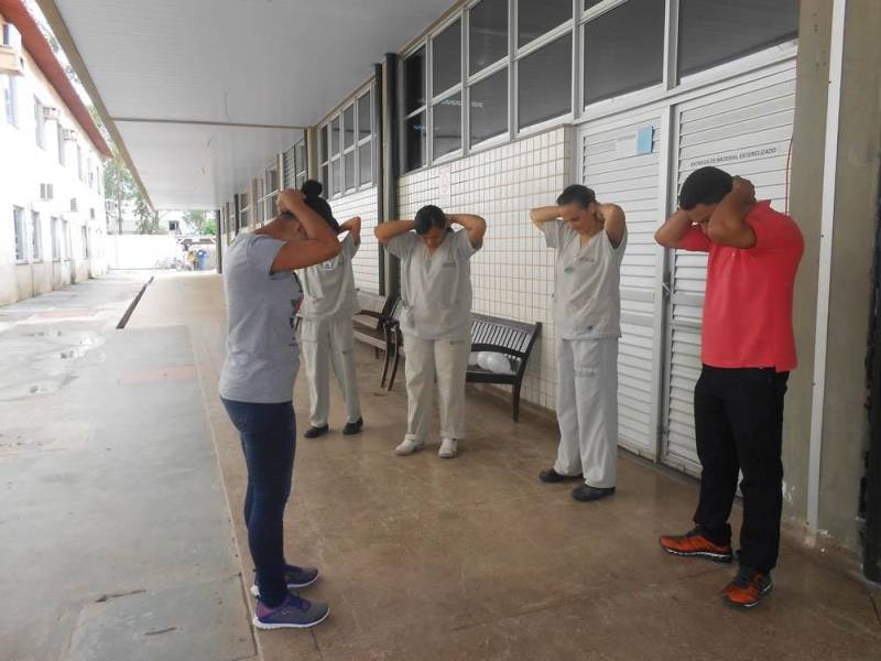 No Hospital Regional do Sudeste do Pará - Dr. Geraldo Veloso (HRSP), em Marabá (PA), o movimento nas enfermarias vai além de profissionais da assistência. Os pacientes também recebem cuidado especial dos integrantes do Programa de Voluntariado, por meio de atividades como musicoterapia e risoterapia. Neste mês, a unidade quis retribuir a dedicação dessas pessoas e homenageá-las durante a II Convenção dos Voluntários. Durante a programação, os participantes receberam cartas e assistiram a depoimentos de pacientes, acompanhantes e colaboradores gratos pelo tempo que os voluntários dedicam à atividade na unidade. Na foto, ginástica laboral com funcionários.

FOTO: ASCOM / HRSP
DATA: 02.06.2018
MARABÁ - PARÁ <div class='credito_fotos'>Foto: ASCOM HRSP   |   <a href='/midias/2018/originais/178e6a70-c2b2-49be-858d-33007a0ee45b.jpg' download><i class='fa-solid fa-download'></i> Download</a></div>