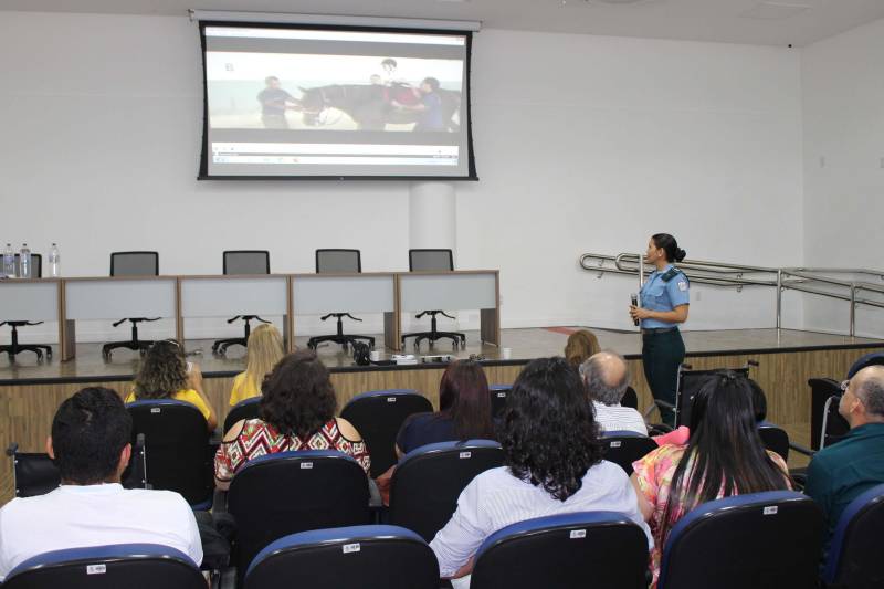 Apresentar o Plano Estadual de Ações Integradas para a Pessoa com Deficiência – Existir, que o Estado desenvolve para as pessoas com deficiência, foi o objetivo principal do encontro realizado na tarde desta quarta-feira (16), no auditório do Centro Integrado de Inclusão e Reabilitação (CIIR), em Belém. Cerca de 40 funcionários da instituição participaram do evento. Prestes a ser inaugurado, os cerca de 300 trabalhadores, diretos e indiretos, passam por treinamento para atender com excelência os usuários dos serviços que serão prestados. No CIIR vai funcionar um Centro Especializado em Reabilitação (CER IV) para usuários com deficiência auditiva, física, intelectual e visual; uma oficina ortopédica e um Centro de Especialidades Odontológicas (CEO II). A obra, orçada em mais de R$ 32 milhões, com recursos do Tesouro estadual, faz parte das ações do Governo do Pará destinadas a ampliar serviços já oferecidos pela Secretaria de Estado de Saúde Pública (Sespa). O Centro será administrado em parceria com o Instituto Nacional de Desenvolvimento Social e Humano (INDSH).
FOTO: ERIKA TORRES / ASCOM NAC
DATA: 16.05.2018
BELÉM - PARÁ <div class='credito_fotos'>Foto: ERIKA TORRES / ASCOM NAC | <a href='/midias/2018/originais/1792df2f-244a-4372-988a-b8f7379c9de2.jpg' download><i class='fa-solid fa-download'></i> Download</a></div>