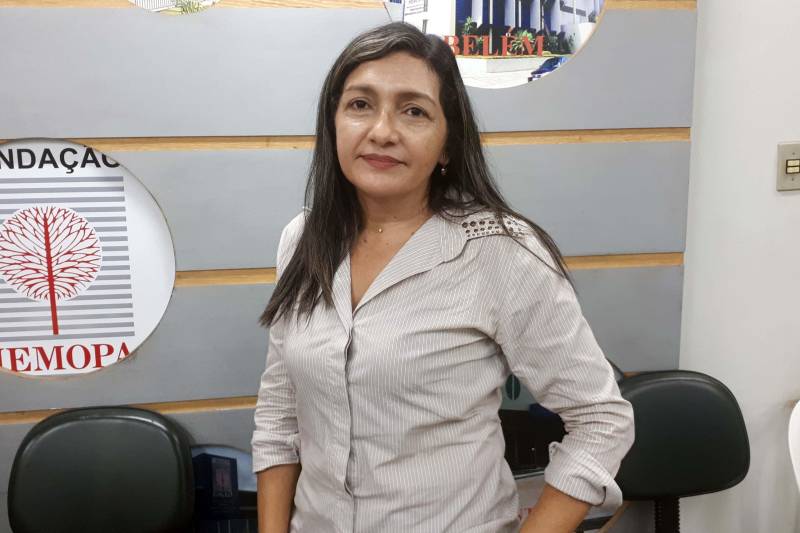 Nesta sexta-feira, 30, a campanha contou com o apoio de 17 alunos da Escola Estadual de Ensino Médio “Raymundo Vianna”, sendo que 14 deles efetivaram a coleta de sangue. Eles fazem parte do projeto “Eduque seu coração. Doe sangue, doe vida”, idealizado pela professora de Português Ocinei da Silva Siqueira (foto), 49. “Meu maior sonho era ser doadora de sangue mas, por problema de saúde eu não posso doar. Por isso passei a incentivar meus alunos. E assim nasceu a ideia do projeto na sala de aula”.

FOTO: ASCOM HEMOPA
DATA: 30.11.2018
BELÉM - PARÁ <div class='credito_fotos'>Foto: Ascom Hemopa   |   <a href='/midias/2018/originais/17942296-5c42-4c4c-a0e3-2ee2b08f068b.jpg' download><i class='fa-solid fa-download'></i> Download</a></div>