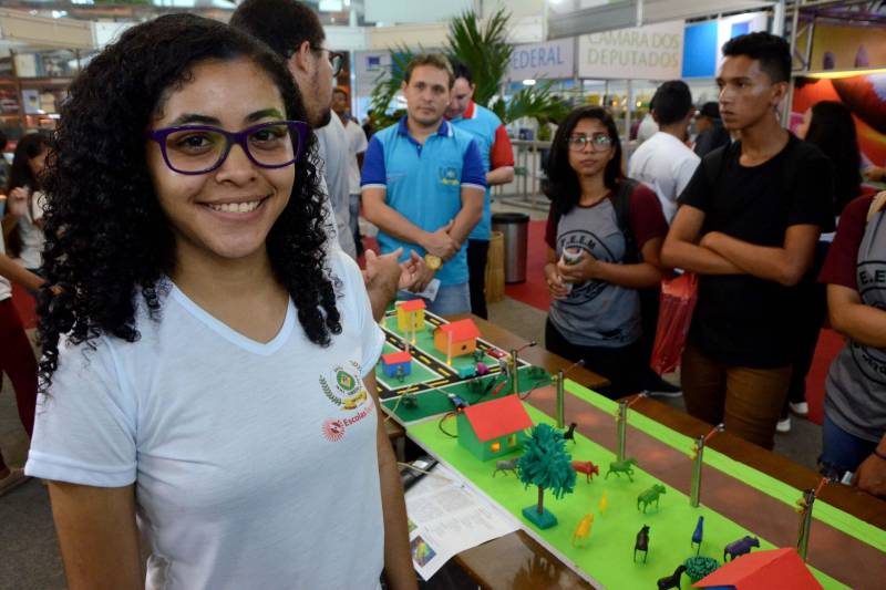 O século XXI clama por atitudes sustentáveis, e os professores e alunos do curso Técnico em Informática e Meio Ambiente, da Escola Técnica Albertina Leitão, de Santa Izabel do Pará, na Região Metropolitana de Belém, estão dispostos a desenvolver atitudes voltadas à sustentabilidade. Eles apresentaram dois projetos na quarta-feira (06), no estande da Secretaria de Estado de Educação (Seduc) na Feira Pan-Amazônica do Livro, que ocorre no Hangar, em Belém, até o próximo domingo (10). A maquete de produção de energia eólica e os produtos de limpeza ecológicos cheiros e essências do Pará atraíram muitos visitantes. Segundo o professor de Meio Ambiente Ray Fran Pires, a maquete que gera energia elétrica com a força do vento é uma solução simples de geração limpa e renovável de energia, que não polui e nem exaure a natureza. Na foto, a estudante Ariana Souza.
FOTO: FERNANDO NOBRE / ASCOM SEDUC
DATA: 07.06.2018
BELÉM - PARÁ <div class='credito_fotos'>Foto: FERNANDO NOBRE/ASCOM SEDUC | <a href='/midias/2018/originais/17947946-b504-4e18-a0ab-98878fb2797d.jpg' download><i class='fa-solid fa-download'></i> Download</a></div>