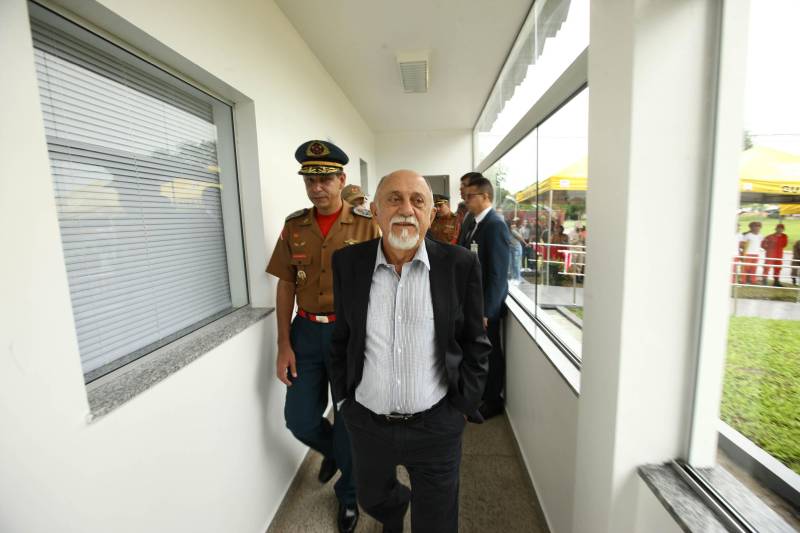 Na mesma cerimônia que entregou as viaturas para serviços de vistoria, o governador Simão Jatene fez uma visita técnica às instalações da nova Policlínica ao Corpo de Bombeiros Militar do Estado. Um prédio no Quartel do Comando Geral da corporação foi reformado e adaptado para receber a Policlínica, que oferta assistência médico-odontológico, psicológico e de primeiros socorros aos bombeiros militares e seus dependentes.
FOTO: IGOR BRANDÃO / AG. PARÁ
DATA: 15.03.2018
BELÉM - PARÁ <div class='credito_fotos'>Foto: IGOR BRANDÃO / AG. PARÁ | <a href='/midias/2018/originais/17977823-002d-47db-88c4-3ffbd45b3141.jpg' download><i class='fa-solid fa-download'></i> Download</a></div>