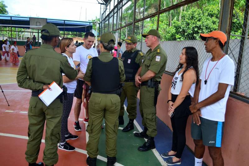 Há três anos, a Escola Municipal “Dr. Lauro Chaves”, na comunidade Baía do Sol, no Distrito de Mosqueiro, em Belém, promove a “Semana da Família”, com atividades que integram profissionais da unidade, pais e alunos. A última edição do evento contou com a participação mais efetiva da Polícia Militar e de um maior número de familiares.
FOTO: ELIELSON MODESTO / ASCOM SEGUP
DATA: 12.05.2018
MOSQUEIRO - PARÁ <div class='credito_fotos'>Foto: Elielson Modesto / Ascom Segup | <a href='/midias/2018/originais/179c06c5-d0eb-4f3a-bb58-8b6a4754cd0e.jpg' download><i class='fa-solid fa-download'></i> Download</a></div>