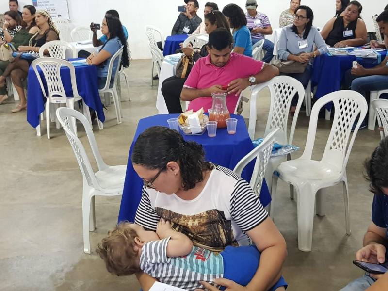 Mais de 20 municípios do sul e sudeste paraense recebem, nesta terça (20) e quarta-feira (21), no Centro Regional de Governo, em Marabá, capacitação do Selo Unicef, edição 2017-2020. Um dos temas apresentados no primeiro dia do evento foi o atendimento do Pro Paz Integrado na região. “O diferencial do programa Pro Paz é trabalhar e disseminar a cultura de paz, reduzindo o índice de violência contra a mulher e contra a criança e o adolescente”, disse a coordenadora do Movimento pela Valorização do Estatuto da Criança e do Adolescente (Mover), Angelina Falcão. Entre os objetivos do encontro está apresentar a metodologia do selo e do 1º Fórum Comunitário, que deve ser promovido pelos municípios. A assistente de Programas da Unicef em Belém, Dariane Sousa, esclarece que “o Selo Unicef tem procurado aproximar as ações dos municípios para que sejam reduzidas as desigualdades e os direitos garantidos”.
FOTO: KÉLIA SANTOS / ASCOM CRGSP
DATA: 20.03.2018
MARABÁ - PARÁ <div class='credito_fotos'>Foto: KÉLIA SANTOS / ASCOM CRGSP | <a href='/midias/2018/originais/179f31c5-f657-4c7d-8a1e-f48180fa7bb0.jpg' download><i class='fa-solid fa-download'></i> Download</a></div>
